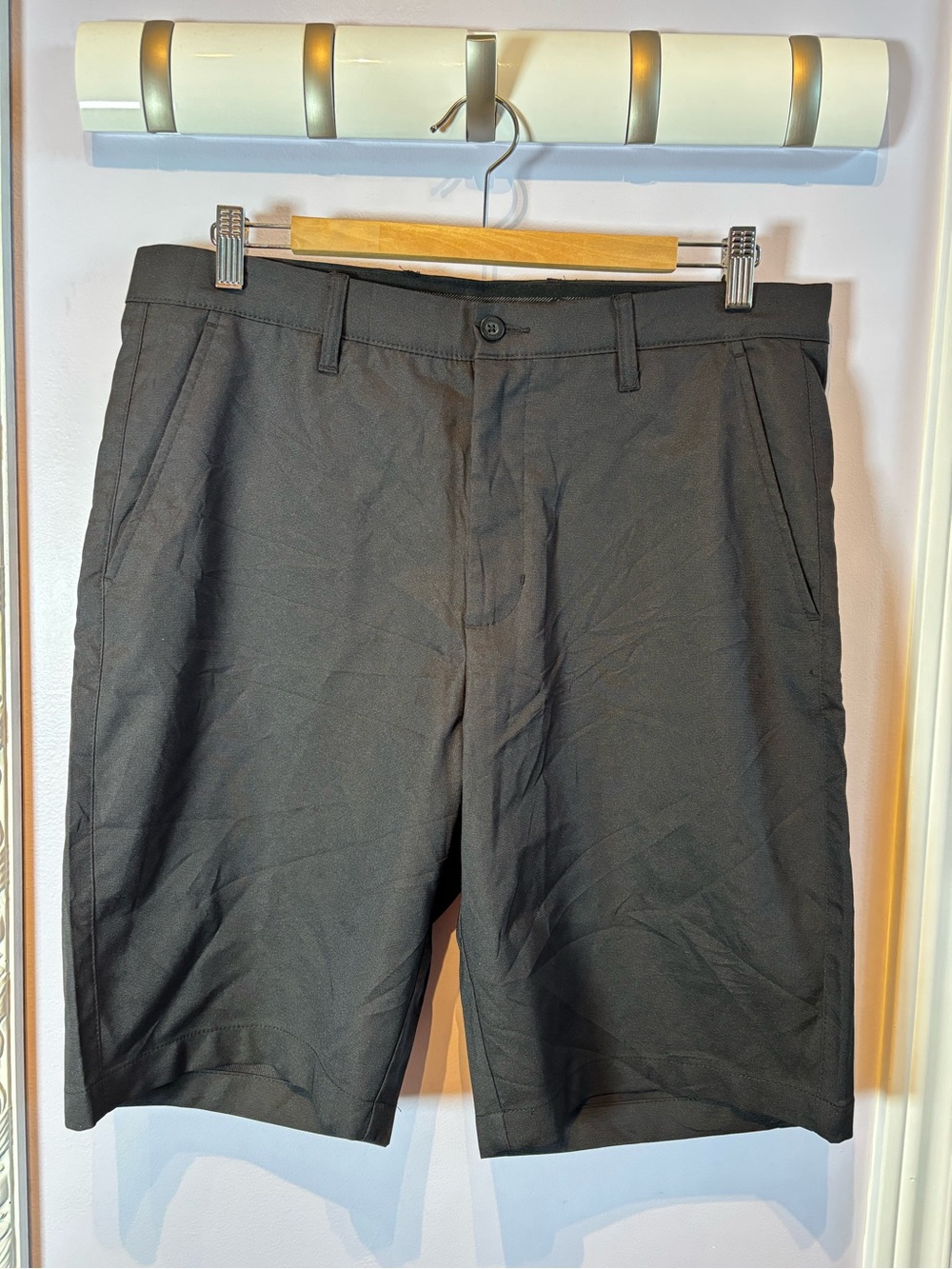 Sunice Black Flat Front Men's Golf Shorts